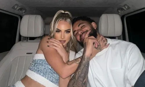 
          Imagem ilustrativa da imagem Douglas Luiz e Alisha Lehmann, jogadores da Juventus, têm casa invadida na Itália
          