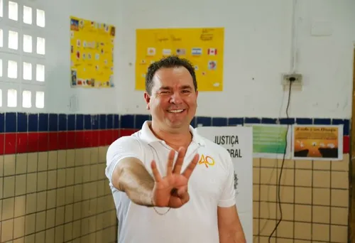 
          Imagem ilustrativa da imagem Em clima sereno, Júnior Matuto vota no segundo turno em Paulista
          