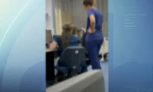 
          Imagem ilustrativa da imagem Enfermeiras são flagradas fazendo 'babyliss' em horário de expediente
          