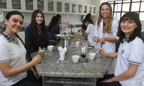 
          Imagem ilustrativa da imagem Escolas de Vitória usam culinária para tornar aulas de química mais atrativas
          