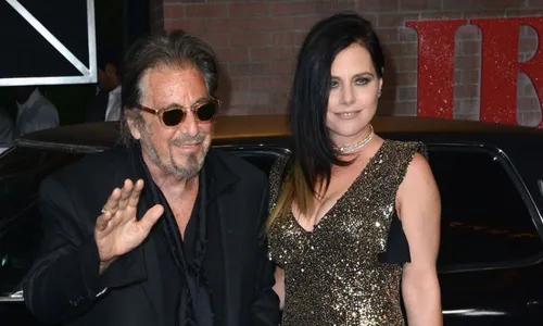 
          Imagem ilustrativa da imagem Ex-namorada de Al Pacino, 54 anos mais jovem, teria trocado o ator por apresentador
          