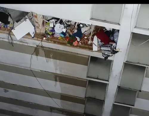 
          Imagem ilustrativa da imagem Prédio é interditado após explosão em apartamento no Recife
          