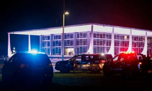 
          Imagem ilustrativa da imagem Explosões são ouvidas na praça dos 3 Poderes e corpo é encontrado em frente ao STF
          