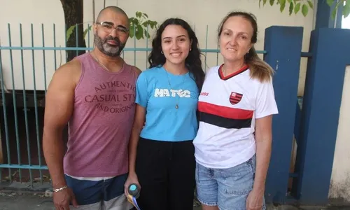 
          Imagem ilustrativa da imagem Famílias dão apoio emocional aos filhos no Enem
          