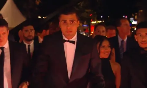 
          Imagem ilustrativa da imagem Favorito, Rodri ouve vaias na chegada à premiação da Bola de Ouro
          