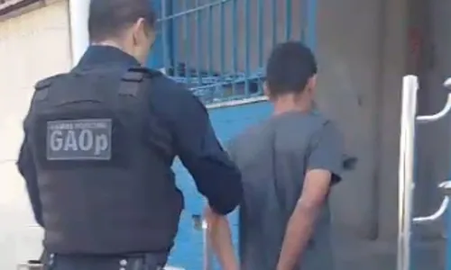 
          Imagem ilustrativa da imagem Foragido usa nome do irmão durante abordagem e acaba preso em Vitória
          