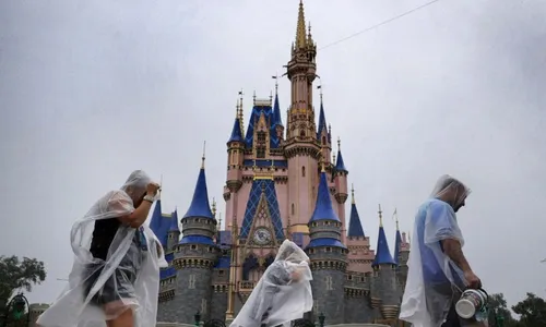 
          Imagem ilustrativa da imagem Furacão faz brasileiros mudarem roteiro nos parques
          