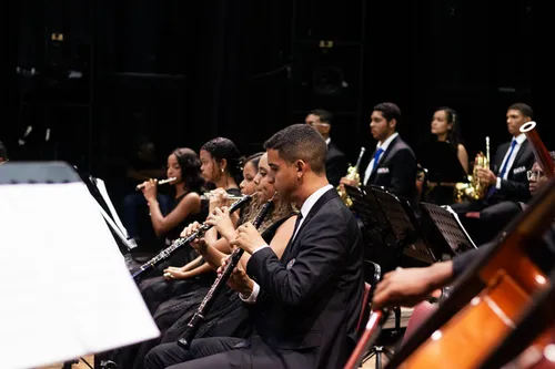 
          Imagem ilustrativa da imagem Futebol e música se encontram neste domingo no gramado da Ilha do Retiro
          