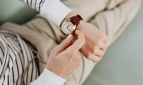 
          Imagem ilustrativa da imagem Geração Z troca o smartwatch pelo relógio analógico; entenda a tendência
          