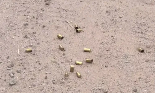 
          Imagem ilustrativa da imagem Homem coloca fogo nas roupas da ex e atira contra atual dela em Vila Velha
          