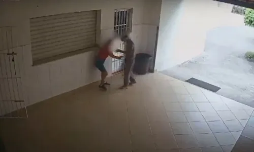 
          Imagem ilustrativa da imagem Homem invade igreja, rende funcionária e rouba idosa na Serra
          