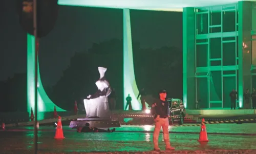 
          Imagem ilustrativa da imagem Homem se deitou, colocou artefato na cabeça e aguardou explosão, diz testemunha
          