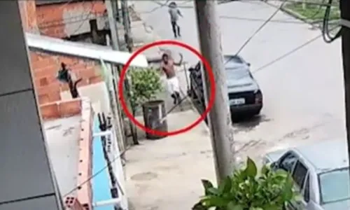 
          Imagem ilustrativa da imagem Imagens mostram assassinato de homem dentro de casa na Serra
          