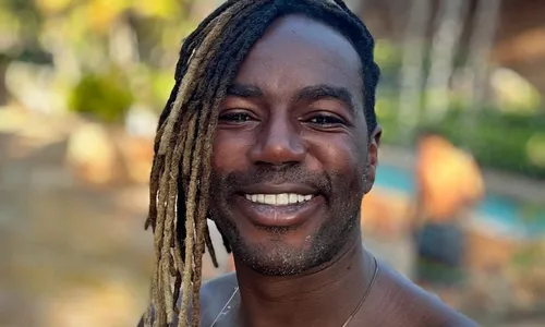 
          Imagem ilustrativa da imagem Jonathan Azevedo chora ao lembrar momento em que descobriu que foi adotado
          