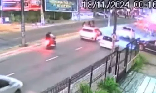 
          Imagem ilustrativa da imagem Jovem faz selfie pendurada em janela de carro, cai e morre atropelada
          