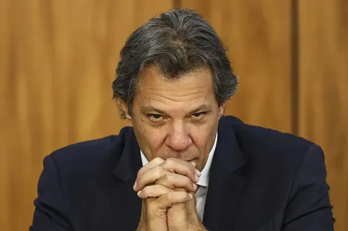 
          Imagem ilustrativa da imagem Haddad anuncia 'economia' de R$ 70 bi sem usar palavra corte
          