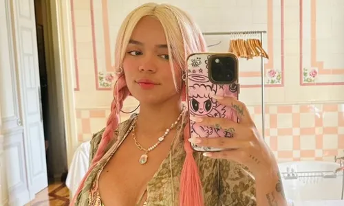 
          Imagem ilustrativa da imagem Karol G pede desculpas pelo reggaeton '+57', criticado por sexualizar menores
          