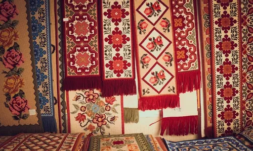 
          Imagem ilustrativa da imagem A arte do tapete: 15ª Feira celebra a maior produtora de tapeçarias do Nordeste
          