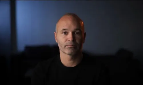 
          Imagem ilustrativa da imagem Lenda do Barcelona e da seleção espanhola, Iniesta anuncia aposentadoria
          