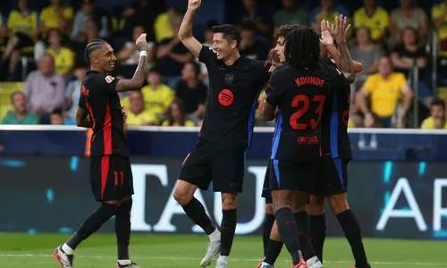 
          Imagem ilustrativa da imagem Lewandowski e Raphinha marcam duas vezes, Barcelona goleia e segue líder Espanhol
          