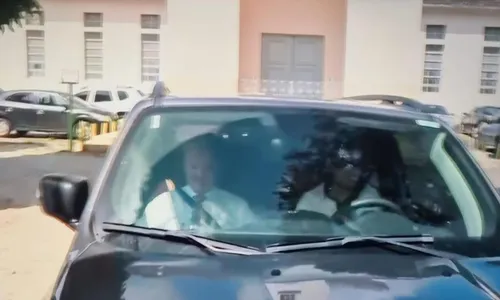 
          Imagem ilustrativa da imagem Mãe de Deolane Bezerra deixa prisão em meio a aplausos de fãs após decisão Judicial
          