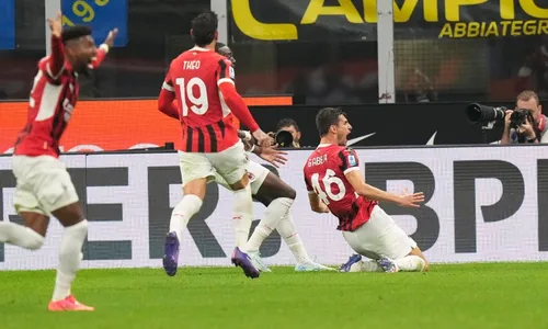 
          Imagem ilustrativa da imagem Milan marca no fim, derruba Internazionale e encerra jejum em clássicos no Italiano
          