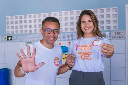 
          Imagem ilustrativa da imagem Mirella e Chiquinho votam em Olinda demonstrando confiança
          