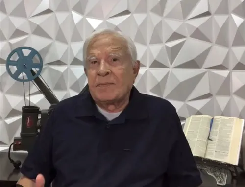 
          Imagem ilustrativa da imagem Morre aos 97 anos Cid Moreira, a voz e o rosto do Jornal Nacional
          
