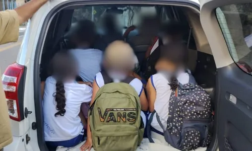 
          Imagem ilustrativa da imagem Motorista é flagrado levando 9 crianças em carro de passeio em Vitória
          