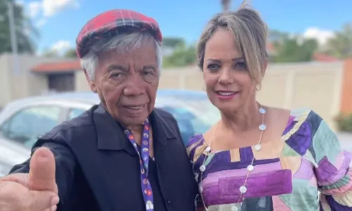 
          Imagem ilustrativa da imagem Mulher de Roque atualiza estado de saúde de ex-assistente de palco de Silvio Santos
          