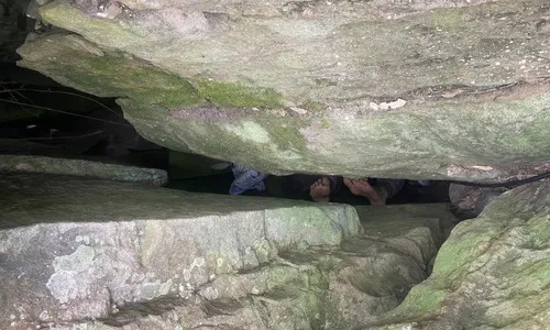 
          Imagem ilustrativa da imagem Mulher fica presa de cabeça para baixo por 7 horas ao tentar pegar celular
          