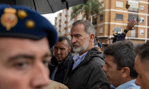 
          Imagem ilustrativa da imagem Multidão joga lama em rei da Espanha durante visita a área atingida por enchentes
          