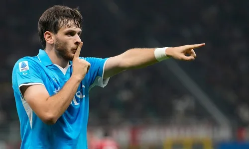 
          Imagem ilustrativa da imagem Napoli bate o Milan no San Siro e abre sete pontos de frente no Campeonato Italiano
          