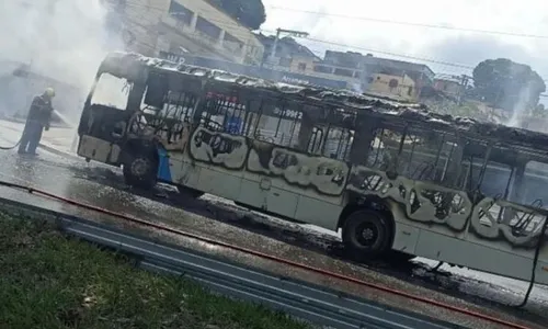 
          Imagem ilustrativa da imagem Ônibus são incendiados e policiamento é reforçado em Vitória e Viana
          