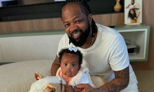 
          Imagem ilustrativa da imagem Pai de dois Alexandres, Xande de Pilares diz que tentou nomear caçula de Alexandra
          