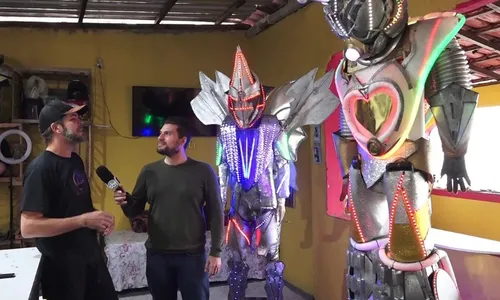 
          Imagem ilustrativa da imagem Palhaço transforma lixo em robô e faz sucesso em festas
          