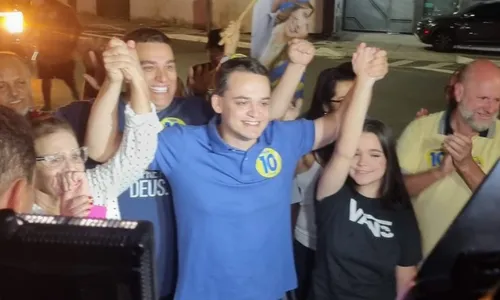 
          Imagem ilustrativa da imagem Pazolini agradece eleitores após reeleição em Vitória: "Caminhada continua"
          