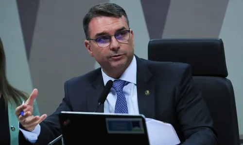 
          Imagem ilustrativa da imagem Flávio visita Bolsonaro, apela a centrão por apoio e diz que telefonou para Kassab
          