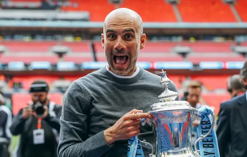 
          Imagem ilustrativa da imagem Pep Guardiola renova contrato por mais 2 anos com o Manchester City
          