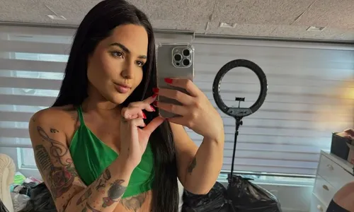 
          Imagem ilustrativa da imagem Perlla afirma que 'escuta vozes', em meio a tratamento contra a ansiedade
          