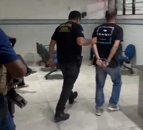 
          Imagem ilustrativa da imagem Polícia prende homem suspeito de participação em triplo homicídio em Itamaracá
          