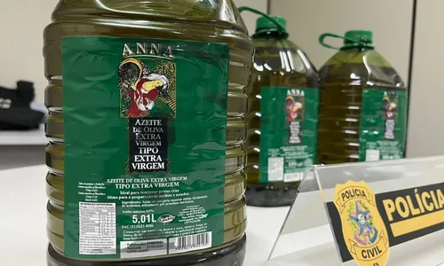 
          Imagem ilustrativa da imagem Polícia suspeita que os mais de 8 mil litros de azeite apreendidos sejam óleo misto
          
