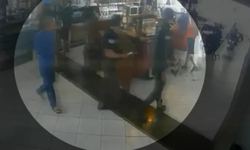 
          Imagem ilustrativa da imagem Policiais penais que levaram detento em almoço são afastados no ES
          