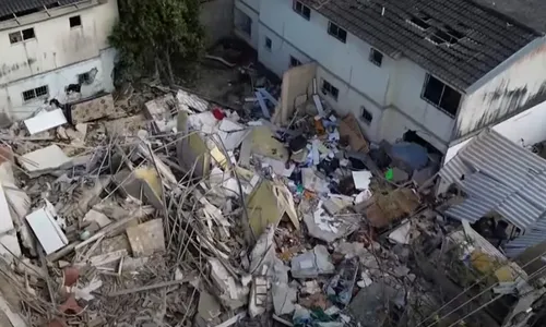 
          Imagem ilustrativa da imagem Prédio desaba em Maceió após explosão e deixa 3 pessoas mortas
          