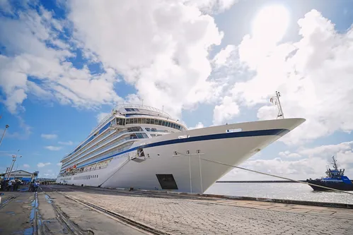 
          Imagem ilustrativa da imagem Primeiro navio de cruzeiro aporta no Recife abrindo a temporada
          