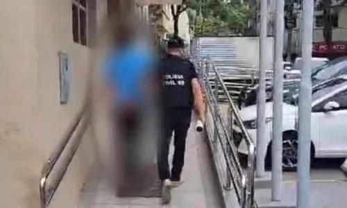 
          Imagem ilustrativa da imagem Professor preso por estupro: polícia vai investigar se mais crianças foram vítimas
          