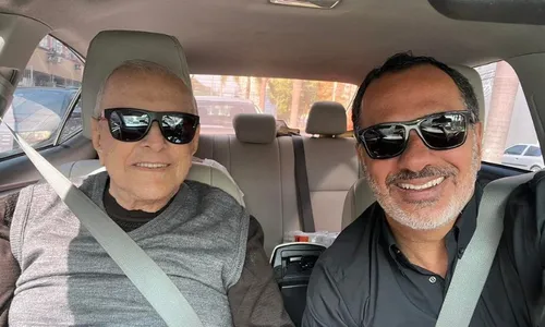 
          Imagem ilustrativa da imagem Quadro de Max Mauro é delicado após 50 dias de internação
          