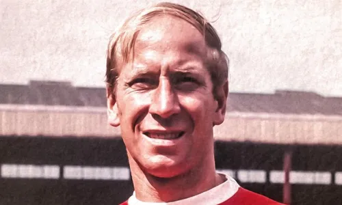 
          Imagem ilustrativa da imagem Quem foi Bobby Charlton? Entenda como Endrick ganhou apelido ao chegar no Real
          