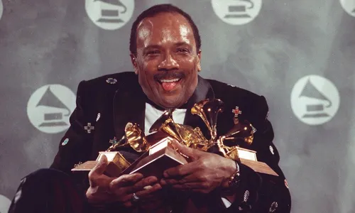 
          Imagem ilustrativa da imagem Quincy Jones, lendário produtor musical, morre aos 91; famosos prestam homenagens
          