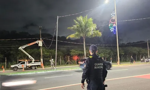 
          Imagem ilustrativa da imagem Quiosques na Praia de Camburi são flagrados furtando energia
          